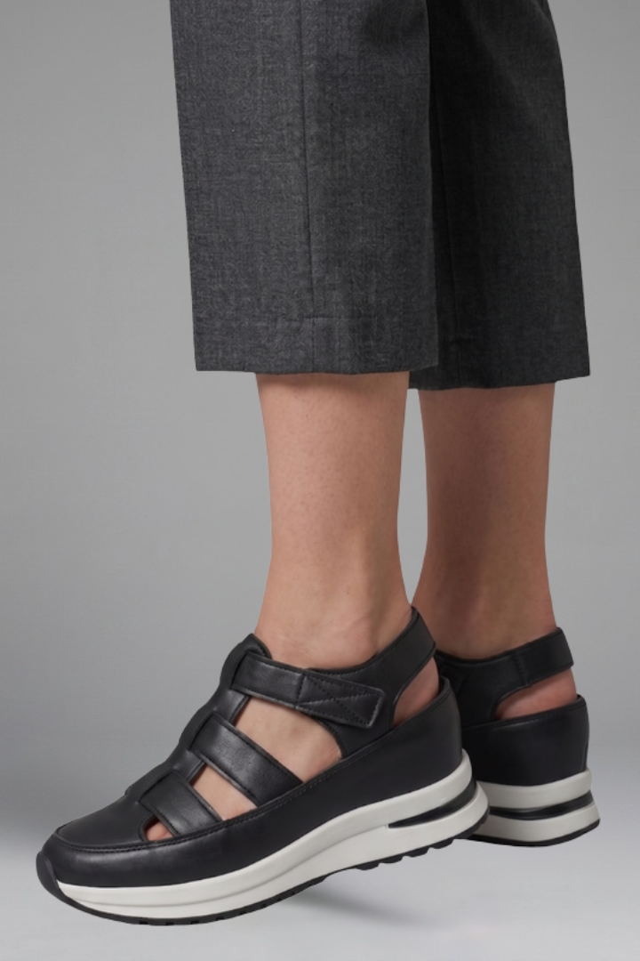 Women's Orthopaedic Closed-Toe Sandals with Textured Sole