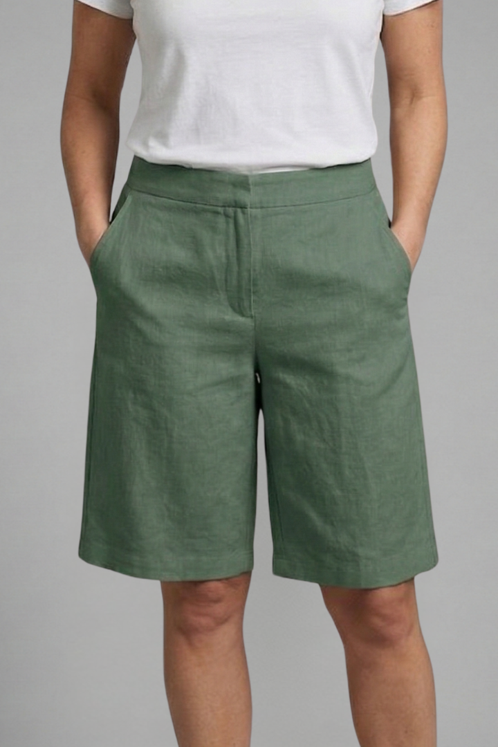 Knee-Length Shorts With Elastic Waist and Side Pockets