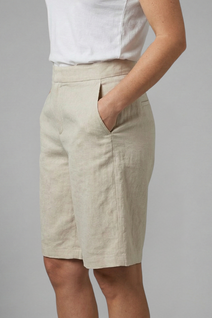 Knee-Length Shorts With Elastic Waist and Side Pockets