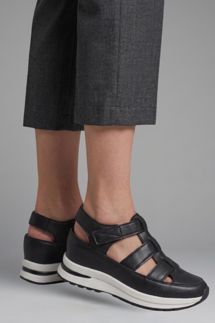 Women's Orthopaedic Closed-Toe Sandals with Textured Sole