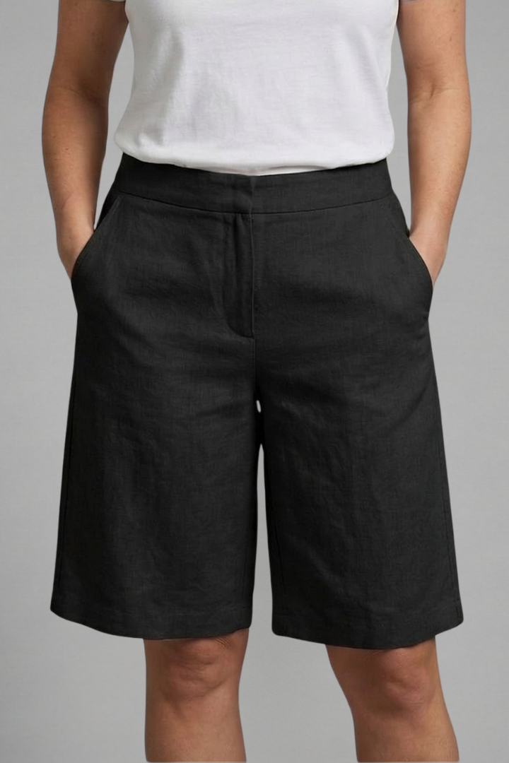 Knee-Length Shorts With Elastic Waist and Side Pockets