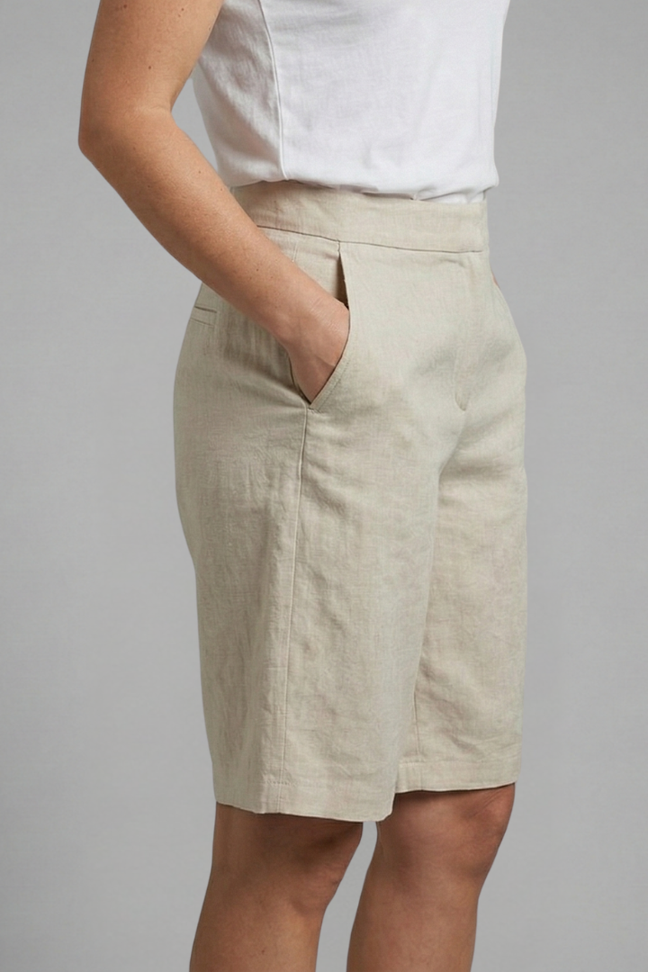 Knee-Length Shorts With Elastic Waist and Side Pockets